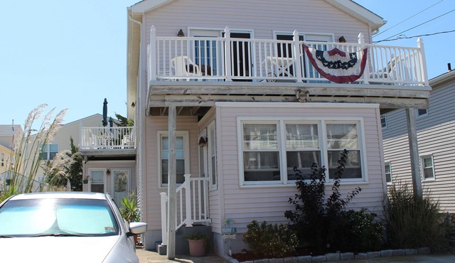 North Wildwood Townhouse, unit A. One Block To The Beach. Ocean Views From Deck.