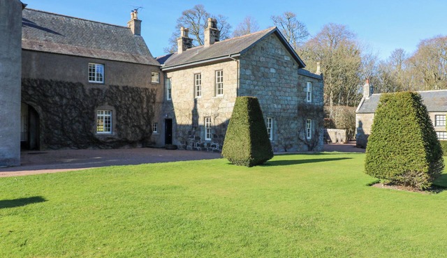 NORTH WING - PITMEDDEN GARDENS, family friendly in Pitmedden