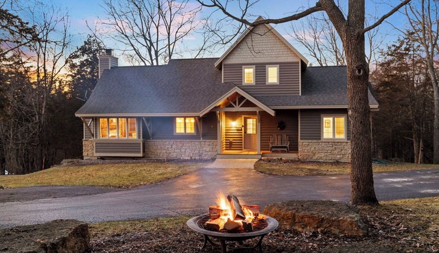 North Woods Inspired Lodge Hot Tub + Fire Pit Galena Territory Retreat