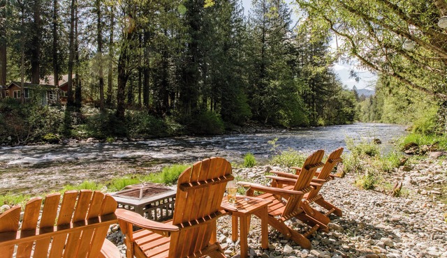 North Zen Magical Riverfront Cabin with Hot Tub - 5min Walk to Twin Falls Trail!