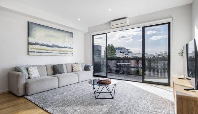 Northcote 3-Bed Townhouse Near Cafés & Shops