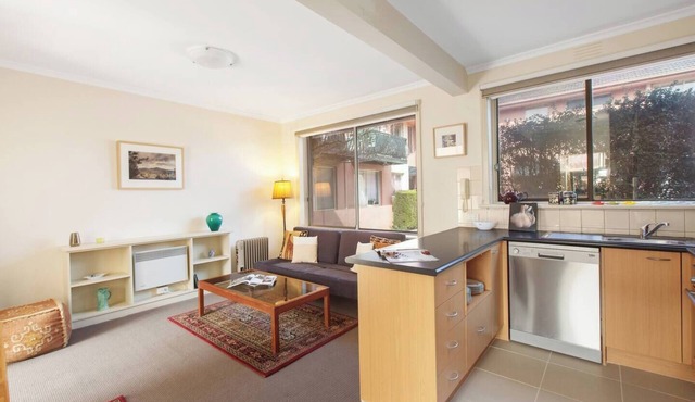 Northcote Charm Spacious and Quiet Suburban Stay