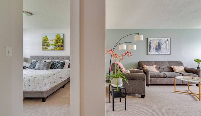 Northeast Charm, 5 miles to downtown!