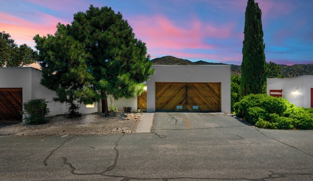 Northeast/Foothills Retreat, With Hottub
