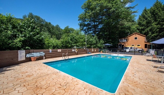 Northern Acres Resort with 20 bedrooms and WiFi, AC in serene Lake George