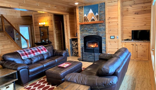 Northern Comfort Overlooking Caribou Lake- Spacious and Secluded