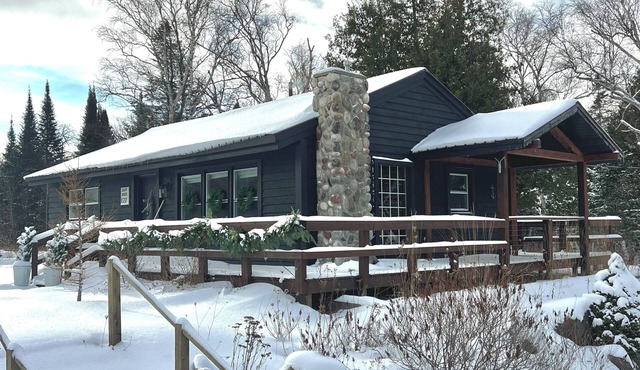 NORTHERN LIGHTS! Attractive Year-Round Beach House on Lake Superior.