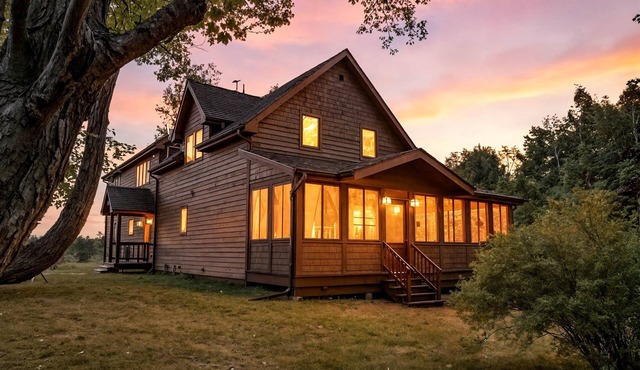 Northern Lights Farmhouse with Hot Tub