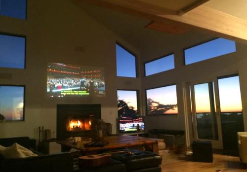 Northern Lights! Hot Tub! Game Room! Expansive and Spacious!