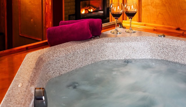 Northern Memories Couples Getaway! Open 24/7: Jacuzzi/Grill/Firepit/Pet friendly