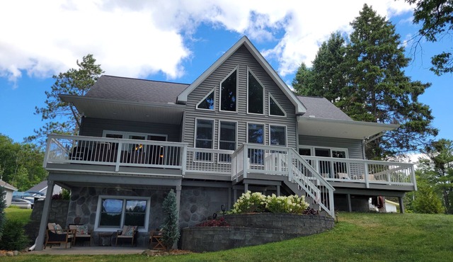 Northern MI Lakefront Retreat – Year-Round Oasis for 12 Guestsnn
