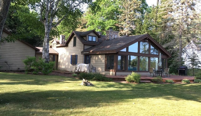 Northern Michigan Lakeside Family Retreat - sleeps 12