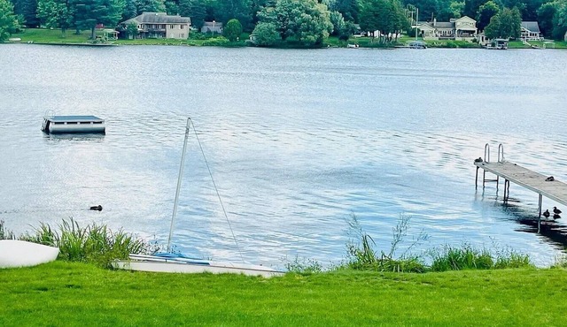 Northern Michigan 2-bedroom lake house getaway on Intermediate Lake
