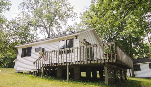 Northern Pines, 2BR lakefront cabin situated in family-friendly Riverside Resort