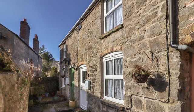 NORTHGATE COTTAGE, pet friendly, character holiday cottage in Caerwys