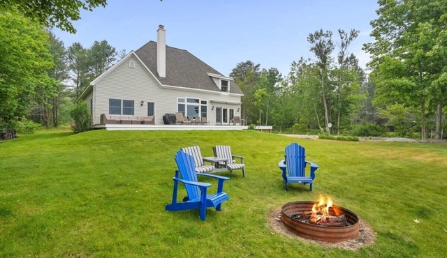 Northport Bay Beach Getaway with Hot Tub!