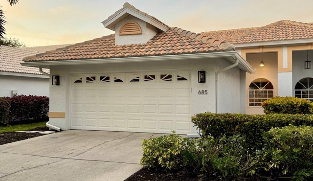 Northshore Lake Villa-West of Tamiami-Sidewalk to Wiggins Pass Beach- 3bds 2 bth
