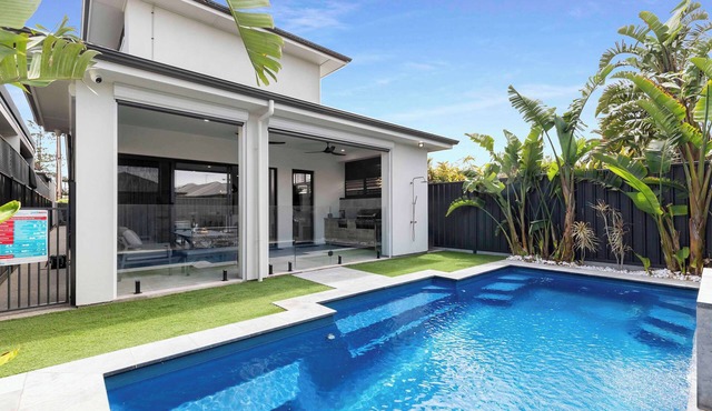 Northshore Luxe Pool House – Glenelg North