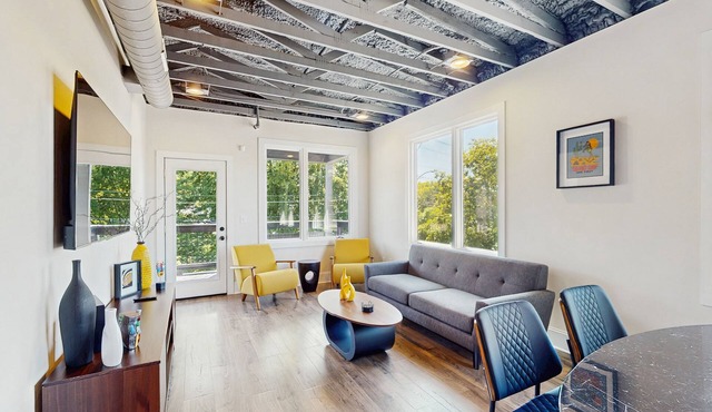 Northshore, upstairs apartment with balcony, full kitchen & pet friendly!