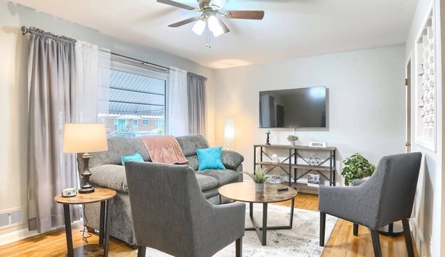 ★Northside Charmer★☀️Nice Patio⚡WiFi ♥ Long Stays!