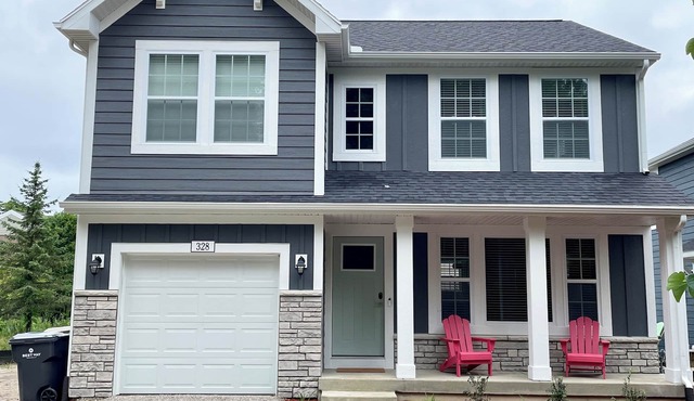 Northside Cottage. Close to community pool & beaches! Sleeps 12. Fast Wi-Fi!