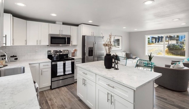 Northside Seattle 4 bedrooms Comfort House-Easy Access I-5, Light Rail Station