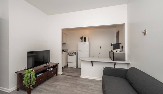Northside Suite 2 – A Cozy Escape for 2! 10 Min to Downtown, Highly Walkable