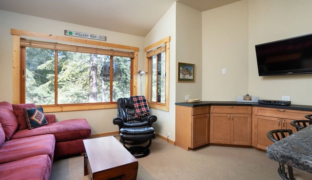 Northstar Ski Condo! Ski-in/Ski-out Access! Short walk to Village!