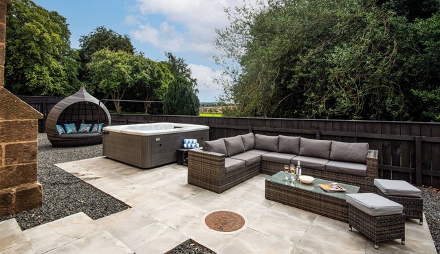 Northumberland. Hot Tub Haven for 10 in 5 en-suite bedrooms