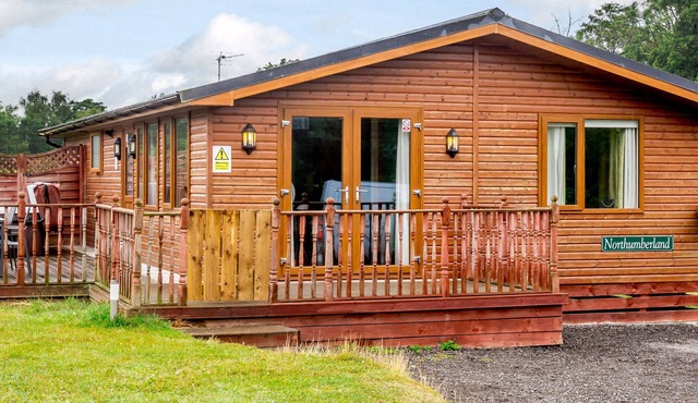 NORTHUMBERLAND LODGE, pet friendly, with hot tub in Kiplin