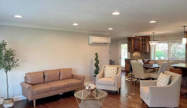 Northwest Gem! King bed, Private fenced backyard