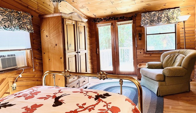 Northwind Cottage #1, Families and dogs welcome! Walk to the village and the beach!