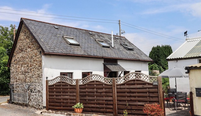 NORTHWOOD BARN, pet friendly, with a garden in Okehampton