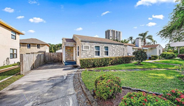 Northwood Home: 2BR+Den, Private Backyard Oasis