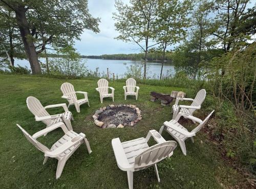 Northwood's Retreat on Pine Lake! With Hot Tub!