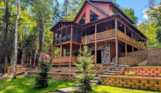 Northwoods Bliss: Waterfront 3BR/3BA Lakehouse with Charm and Stunning Views
