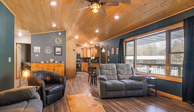 Northwoods Escape: Lakeside Retreat w/Deck