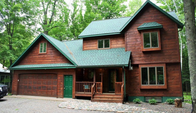 Northwoods Get Away! Enjoy the privacy of this property & large game room!