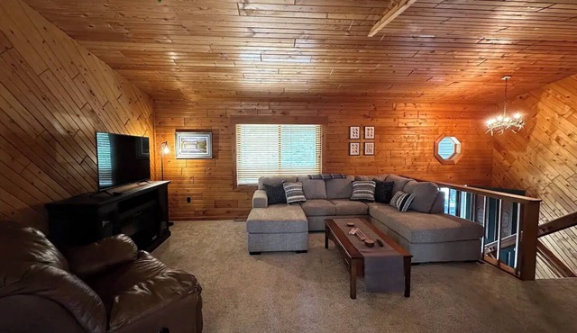 Northwoods getaway! Cozy 3-bedroom cabin in peaceful Lake Tomahawk with WiFi.