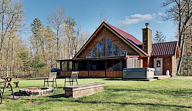 Northwoods Getaway- Private swimming pond, hot tub, & 70 acres of woods