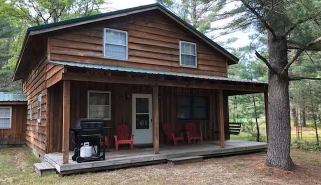 -Northwoods Hideaway- A fabulous 5-bedroom cabin in charming Grayling
