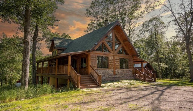 Northwoods Log Cabin - 3 acre retreat!