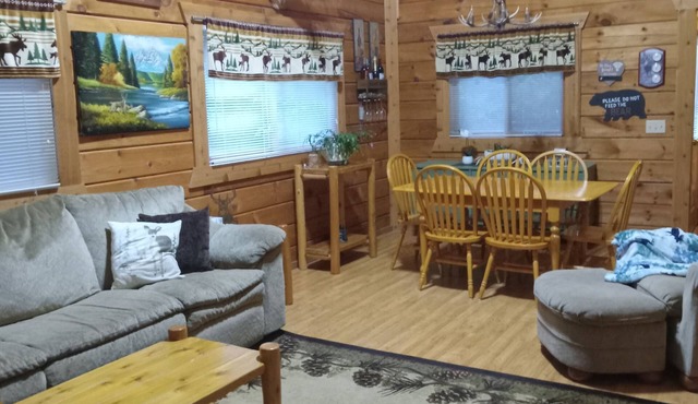 Northwoods style, Cabin. Near Three Bears Resort, & miles of atv/utv trails.