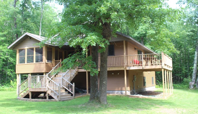 Northwoods Wisconsin Retreat! Newly built cabin sleeps 12 comfortably.