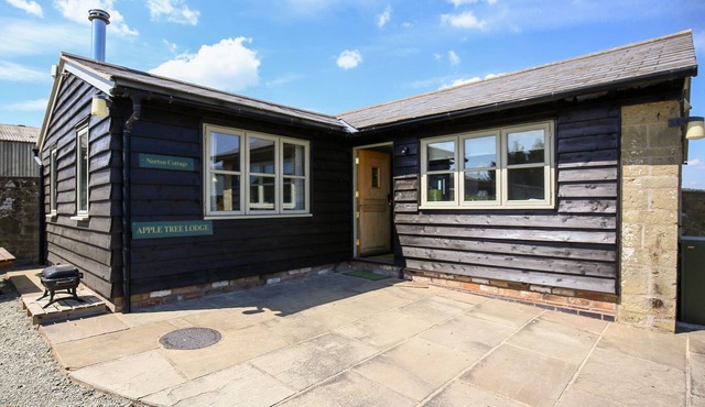 NORTON COTTAGE, family friendly, with open fire in Craven Arms