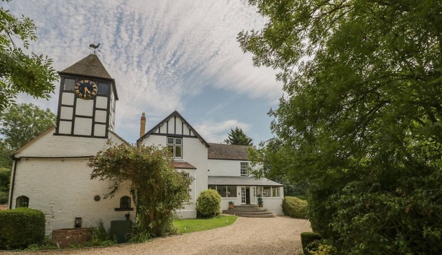 NORTON GRANGE, pet friendly, with pool in Norton Near Worcester