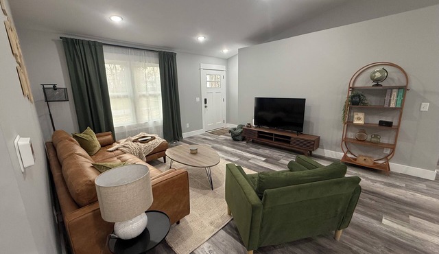 Norton Shores Retreat: Stylish Comfort in the Heart of the City