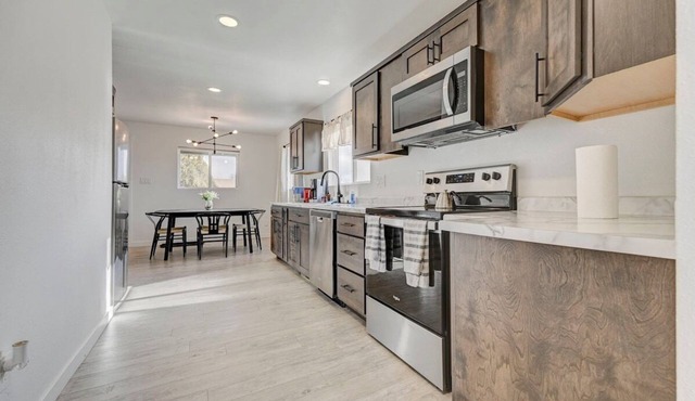 Norwich, Pueblo · Luxury & Spacious w Huge Garage