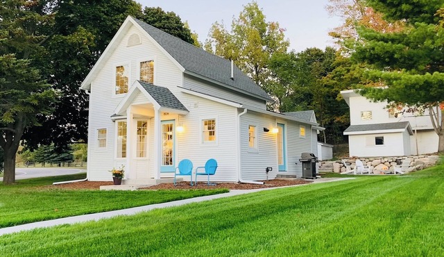 Norwood Farm and Vineyard, Village Guest Cottage
