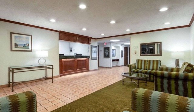 Norwood Inn & Suites by BlissPoint Post Rd Indianapolis